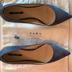 Zara kitten heel shoe in light navy suede.